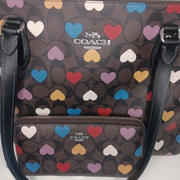 COACH GALLERY TOTE SIGNATURE CANVAS HEART PRINT W/ MATCHING WALLET - Picture 6 of 15